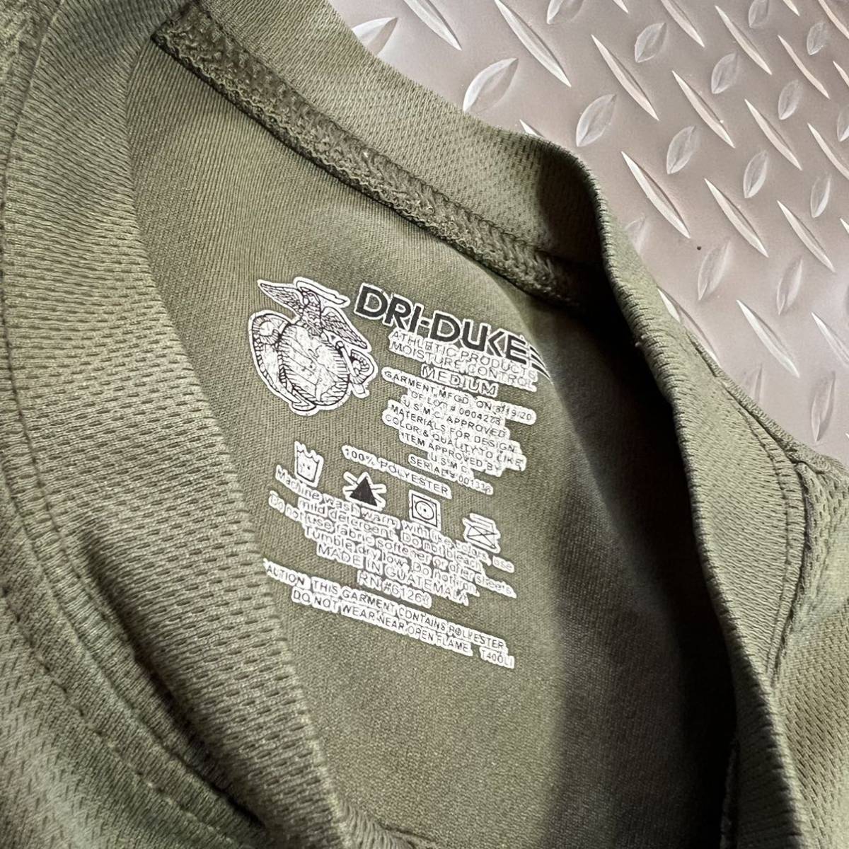 米軍放出品 沖縄　DRIDUKE OD Tシャツ　MEDIUM ランニング　トレーニング　(INV A#64)_画像3