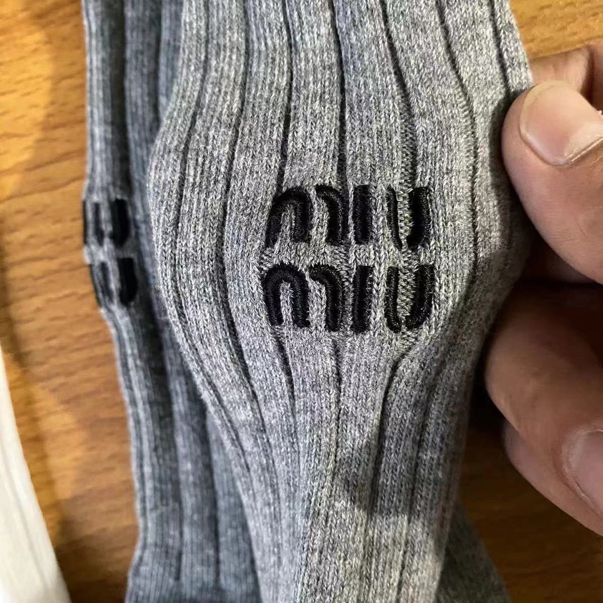 新品MIU MIU 2足セット刺繍ソックス ミュウ ミュウハイソックスオーバーニーソックス　色ブラックとグレー_画像3