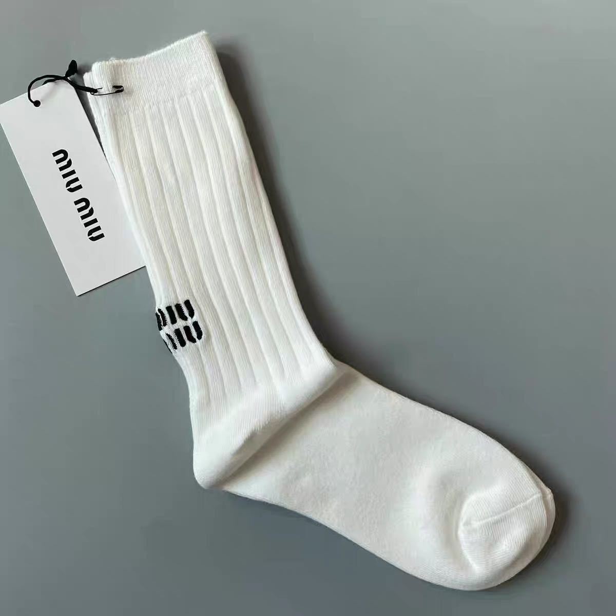 MIU MIU 刺繍ソックス 2足セット靴下 ミュウ ミュウハイソックス MIU MIU 刺繍ソックス 2足セット靴下 ミュウ ミュウハイソックス