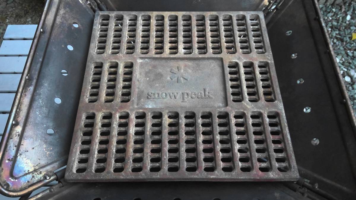 snow peak（スノーピーク）　焚火台 Ｌ　本体・炭床・ベースプレート・収納袋セット　中古品_炭床アップ