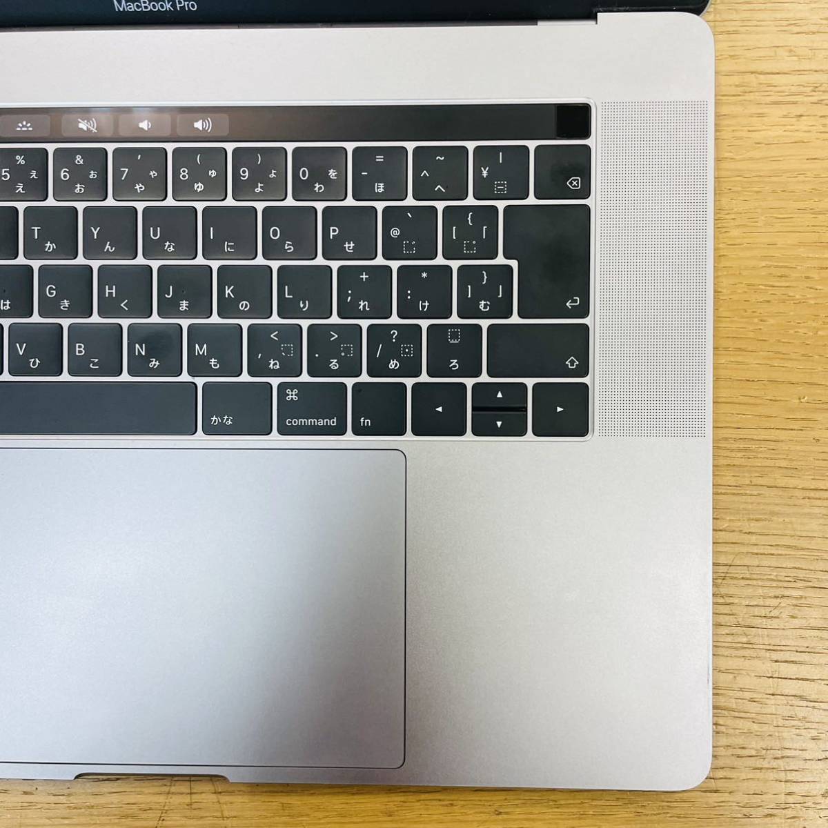 動作品 Apple MacBook Pro 2019 15インチ Core i7 2.6GHz 16GB 256GB Radeon Pro 555X 4GB スペースグレイ ACアダプター付き NN8160_画像3