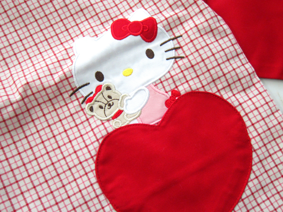 【新品タグ付】 110 キティ キティちゃん 長袖スモック 赤 ハート ポケット                        検≫ベキマTの画像4