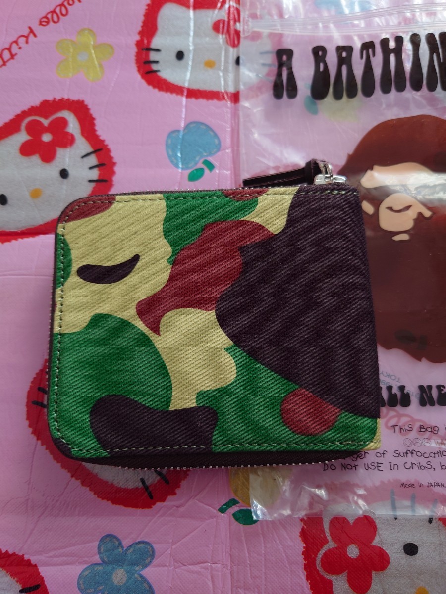 未使用品　A BATHING APE　カモ柄布製　２つ折り財布　_画像3