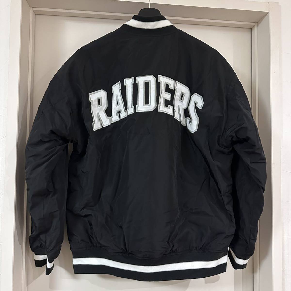 ★NFLレイダース×GU★中綿入りスタジャン Lサイズ 黒RAIDERS スタジアムジャンパー ジャケット メンズ ジーユー_画像2