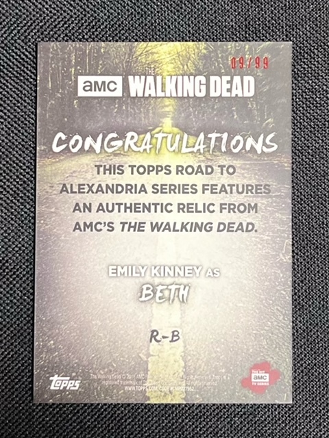 The Walking Dead Road To Alexandria Trading Card Emily Kinney as Beth Relic Card ウォーキングデッド ベス 衣装カード_画像2
