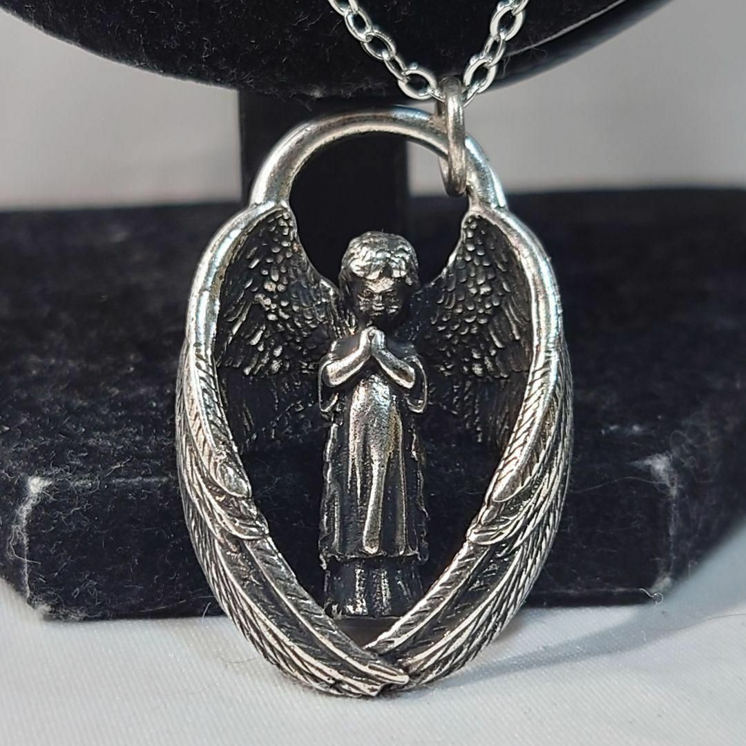【守護天使、お守り】大きな翼で身を覆いながら、祈りを捧げる天使のメタルネックレス
