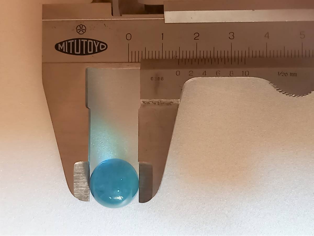 希少 昭和レトロ ウランガラス ビー玉 2個セット 中玉 約1.48mm 気泡 シワ ヘソ ビードロ 個体差あり 装飾 インテリア 光る 発光 おもちゃ の画像4