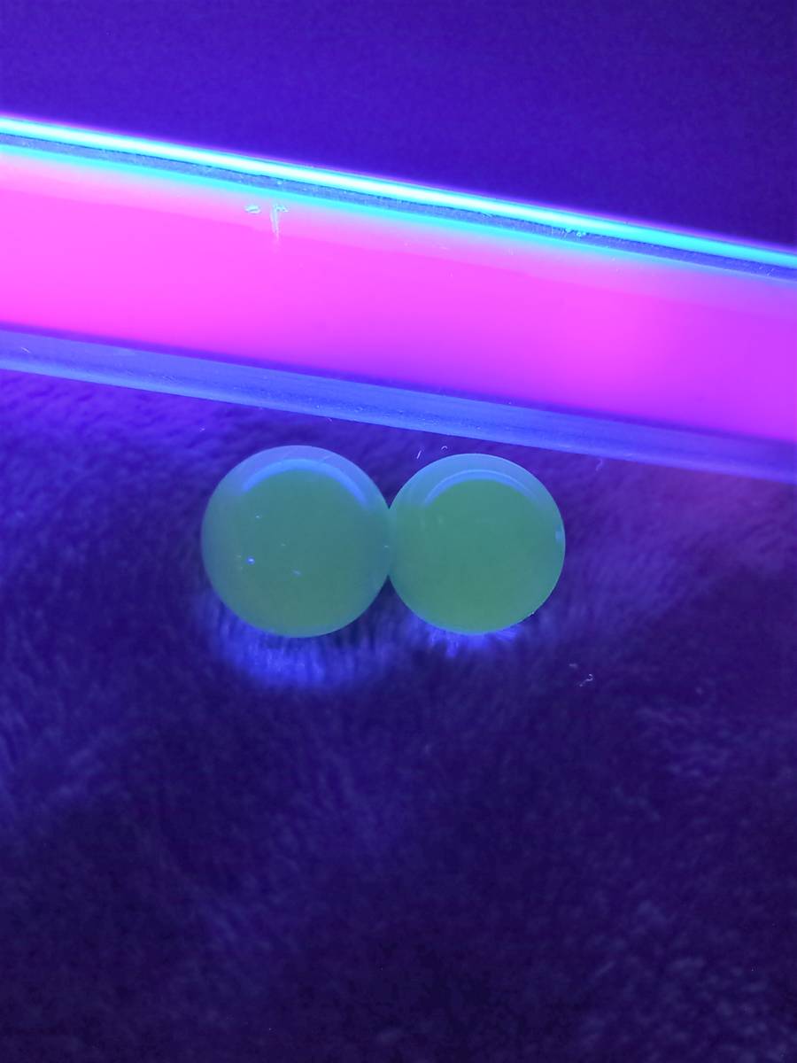 希少 昭和レトロ ウランガラス ビー玉 2個セット 中玉 約1.48mm 気泡 シワ ヘソ ビードロ 個体差あり 装飾 インテリア 光る 発光 おもちゃ の画像1