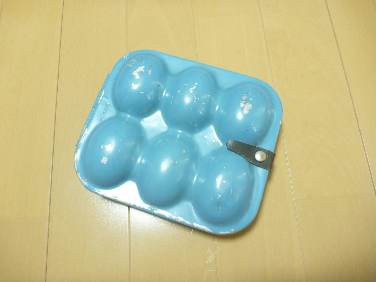 【 レトロ品 】　アルミ製　エッグホルダー　6個タイプ　水色　タマゴケース　ビンテージ　グランテトラではないようです。