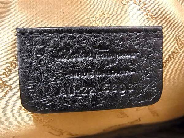 1円 ■極美品■ Salvatore Ferragamo フェラガモ AU-22 5808 ガンチーニ レザー ポーチ マルチケース レディース ブラック系 AS6564_画像4