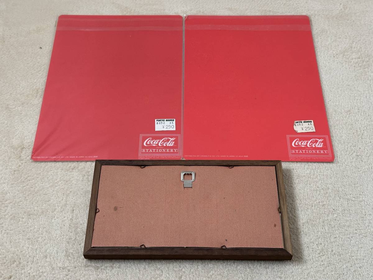 Coca-Cola 下敷き2枚（未開封）、壁掛けパブミラー（中古）セット_画像2