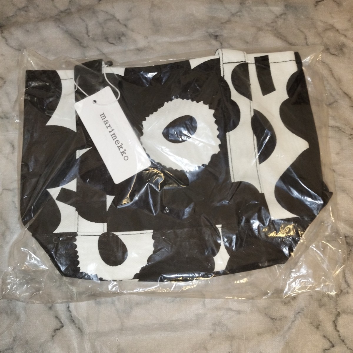 在庫処分 新品未使用 marimekko マリメッコ トートバッグ セイディ / オフホワイト×ブラック