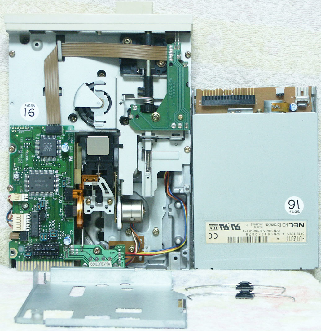 【新春セール】 完全整備品 PC-9821Xe10 ( AmDX4 / 32MB / 4.3GB / FDD-3.5x1,5.25x1 / SCSI / LAN) ソリッドコンデンサ - 16_フロッピードライブ(現品の写真です)