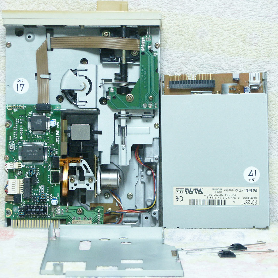 【新春セール】 完全整備品 PC-9821Xe10 ( AmDX4 / 32MB / 4.3GB / FDD-3.5x1,5.25x1 / SCSI / LAN) ソリッドコンデンサ - 17_フロッピードライブ(現品の写真です)