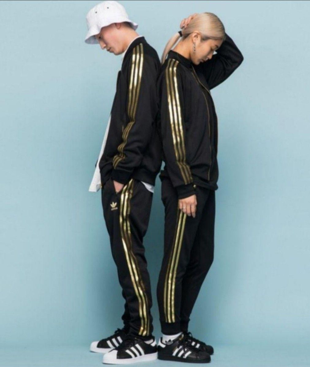 アディダス 黒×金 スーパースター トラックトップ ジャージ 男性 アディダス 黒×金 スーパースター トラックトップ ジャージ 男性