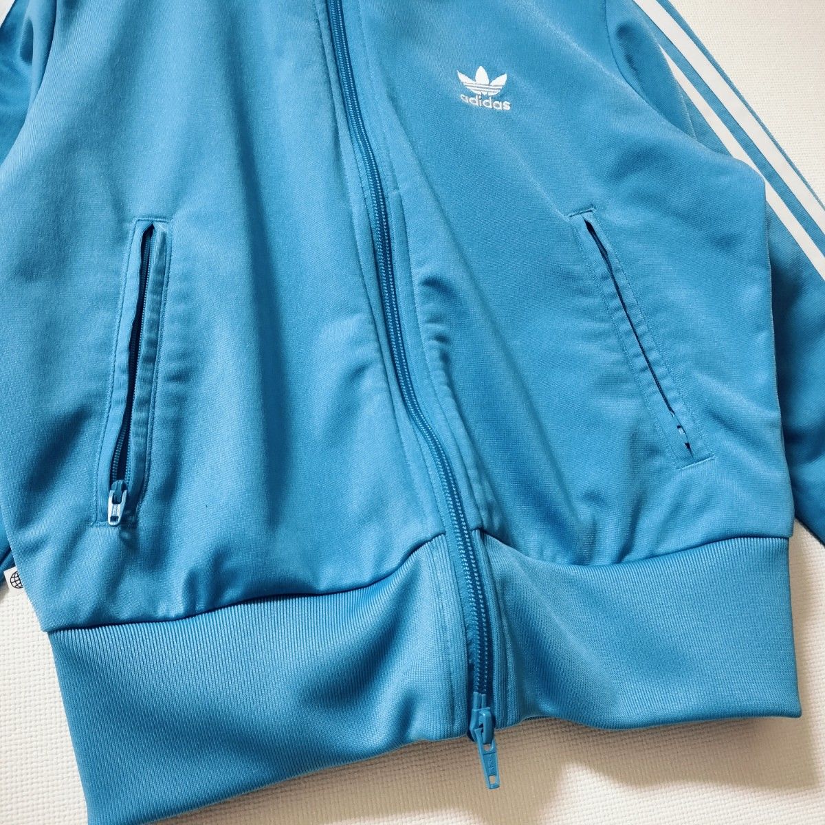adidas 青 ファイヤーバード 襟高 トラックトップ ジャージ 女性 adidas 青 ファイヤーバード 襟高 トラックトップ ジャージ 女性