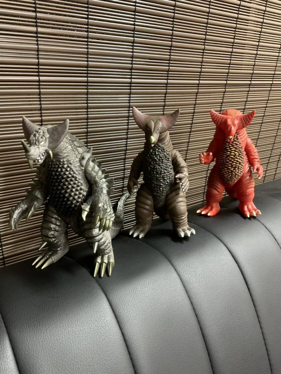 古代怪獣ゴモラ　ゴモラレイオニックバースト　EXゴモラ　3体セット　ウルトラ怪獣ソフビ　全高約16センチ　全長約17〜25センチ_画像1