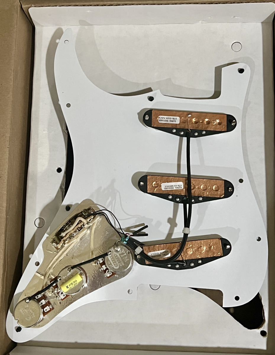 【新品未使用】Seymour Duncan YJM FURY SIGNATURE LOADED PICKGUARD/YJM FURY ピックアップ＆ピックガードセット(ホワイト)/並行輸入品_画像4