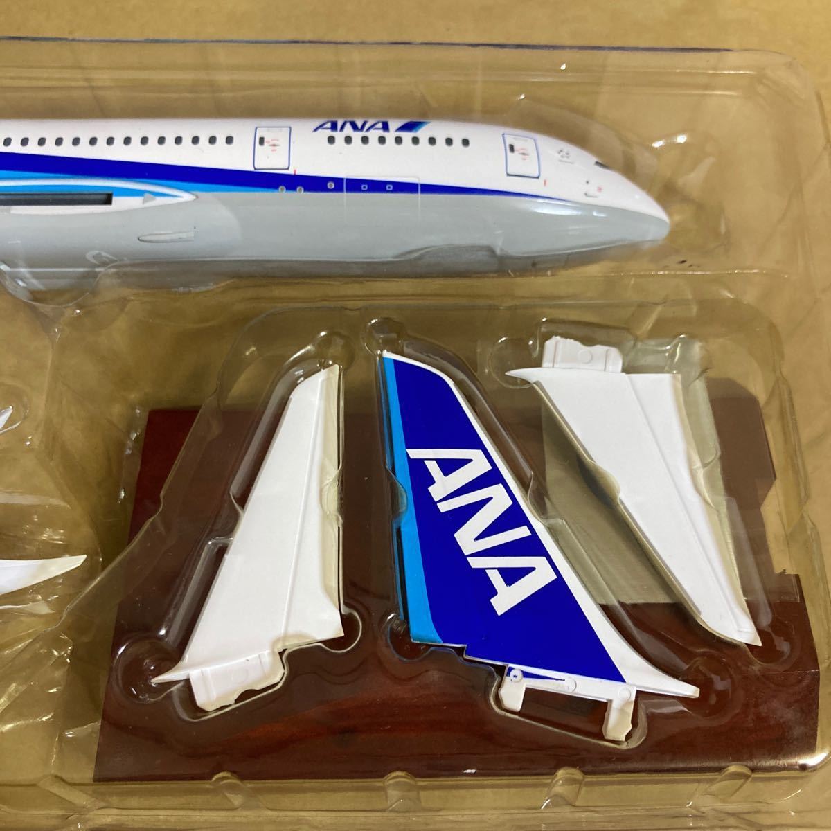 ■ANA公式 1/200 ANA B787-8 スナップフィットモデル We Fly 1st,787【中古品】■ _画像2