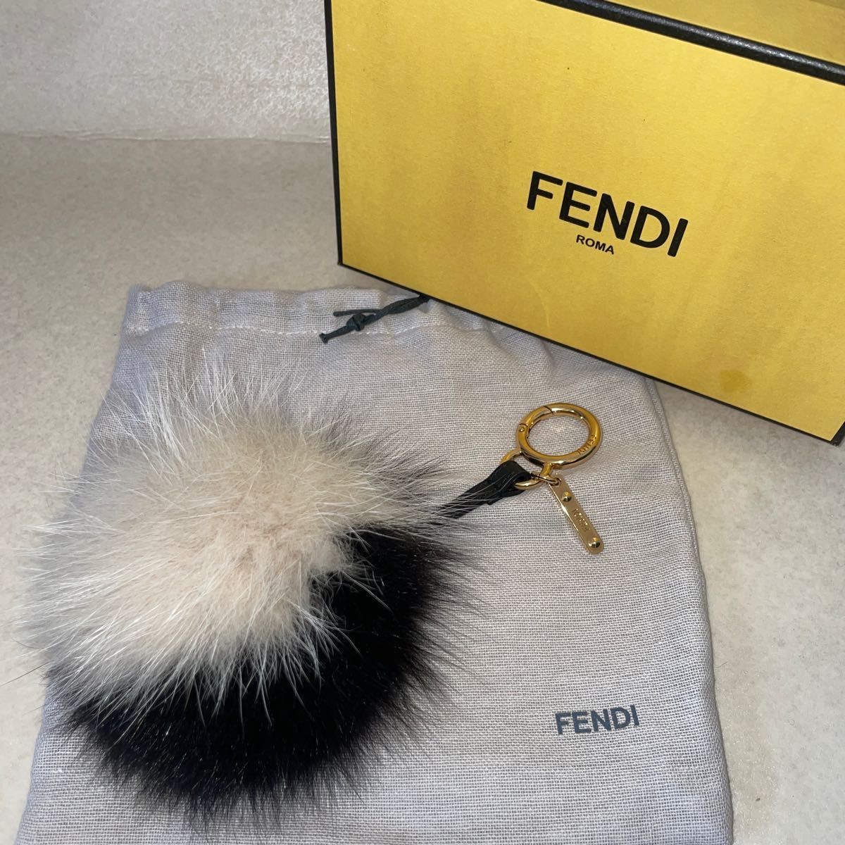 即決！美品■箱有り　FENDI フェンディ ファー バッグ チャーム ブラック×グレーベージュ■キーホルダー キーリング ストラップ　保存袋