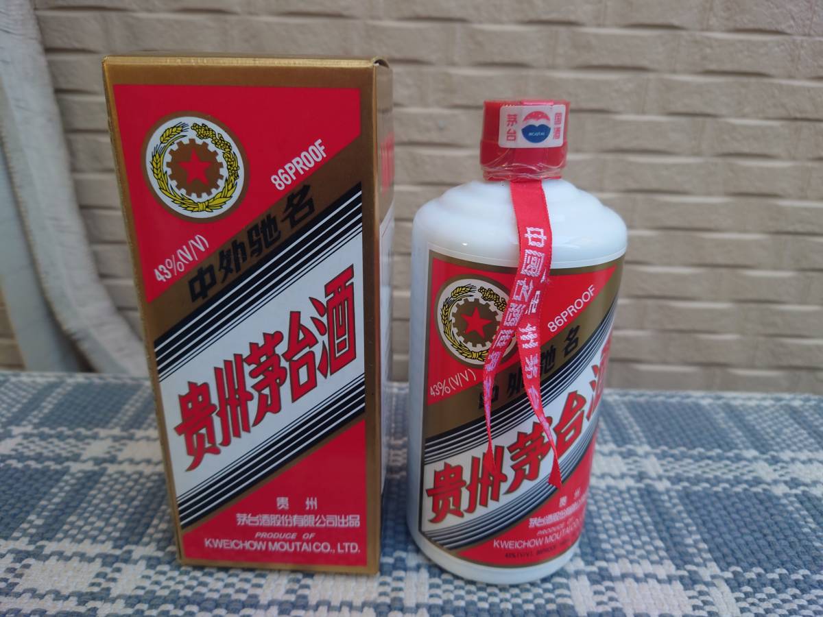 貴州茅台酒 マオタイ酒 五星麦ラベル 2002 陶器 500ml(998g) 43% KWEICHOW MOUTAI 中国酒 白酒 未開栓 古酒 箱付き _画像1