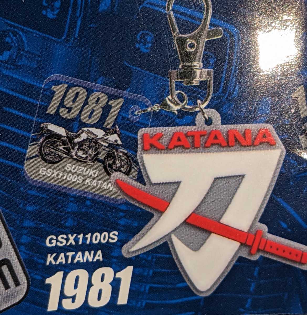 GSX1100S KATANA 1981　SUZUKIバイクエンブレムラバーキーホルダー　スズキ　エフトイズ　F-toys　ガチャ　ガチャガチャ_画像1