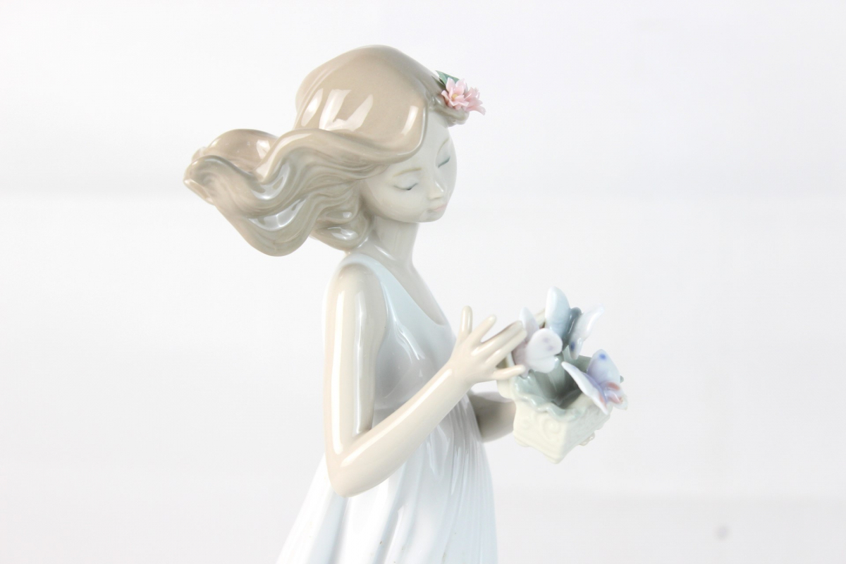 【ト福】LLADRO リヤドロ 少女花蝶 「私の宝物」 フィギュリン 箱付き 陶器人形 置物 アンティーク LBZ01LLL65_画像1