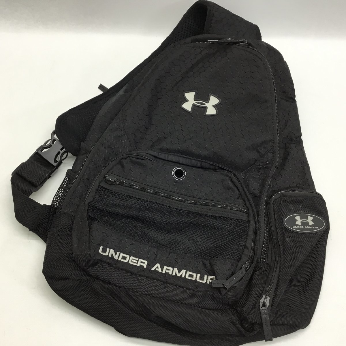 ■UNDER ARMOUR アンダーアーマー ワンショルダー バッグ 鞄 バックパック リュック ボディーバッグ ナイロン アウトドア デイパック 黒■_画像1