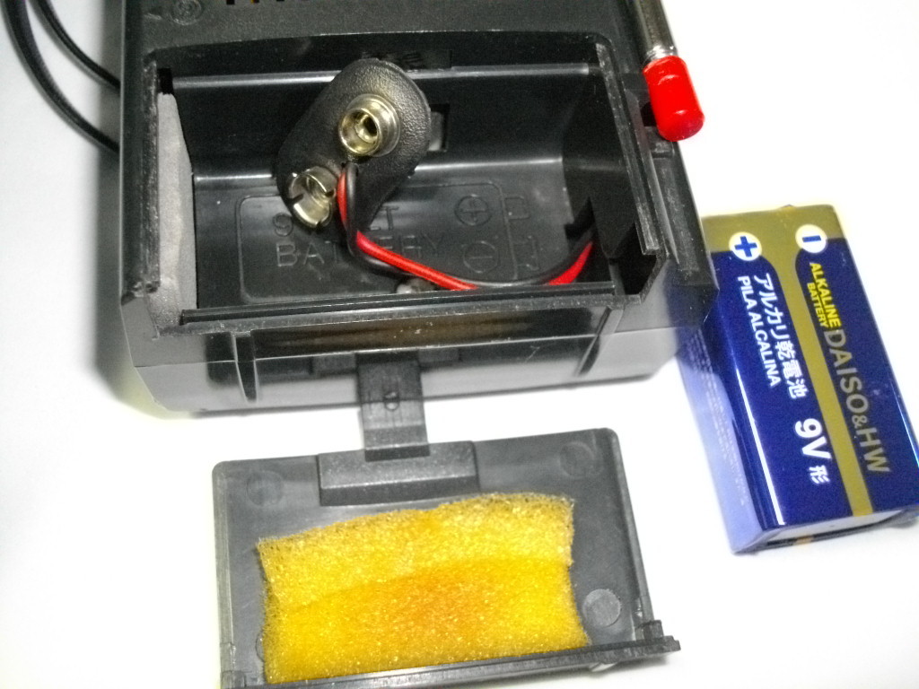 レアー・レトロ　１９７８（昭和５３）年　ＳＯＮＹ　ＴＦＭ－３８５０　台湾製１０石ＡＭ／ＦＭラジオ（分解洗浄整備品、電池付）_画像９．電池室・電極はきれいです