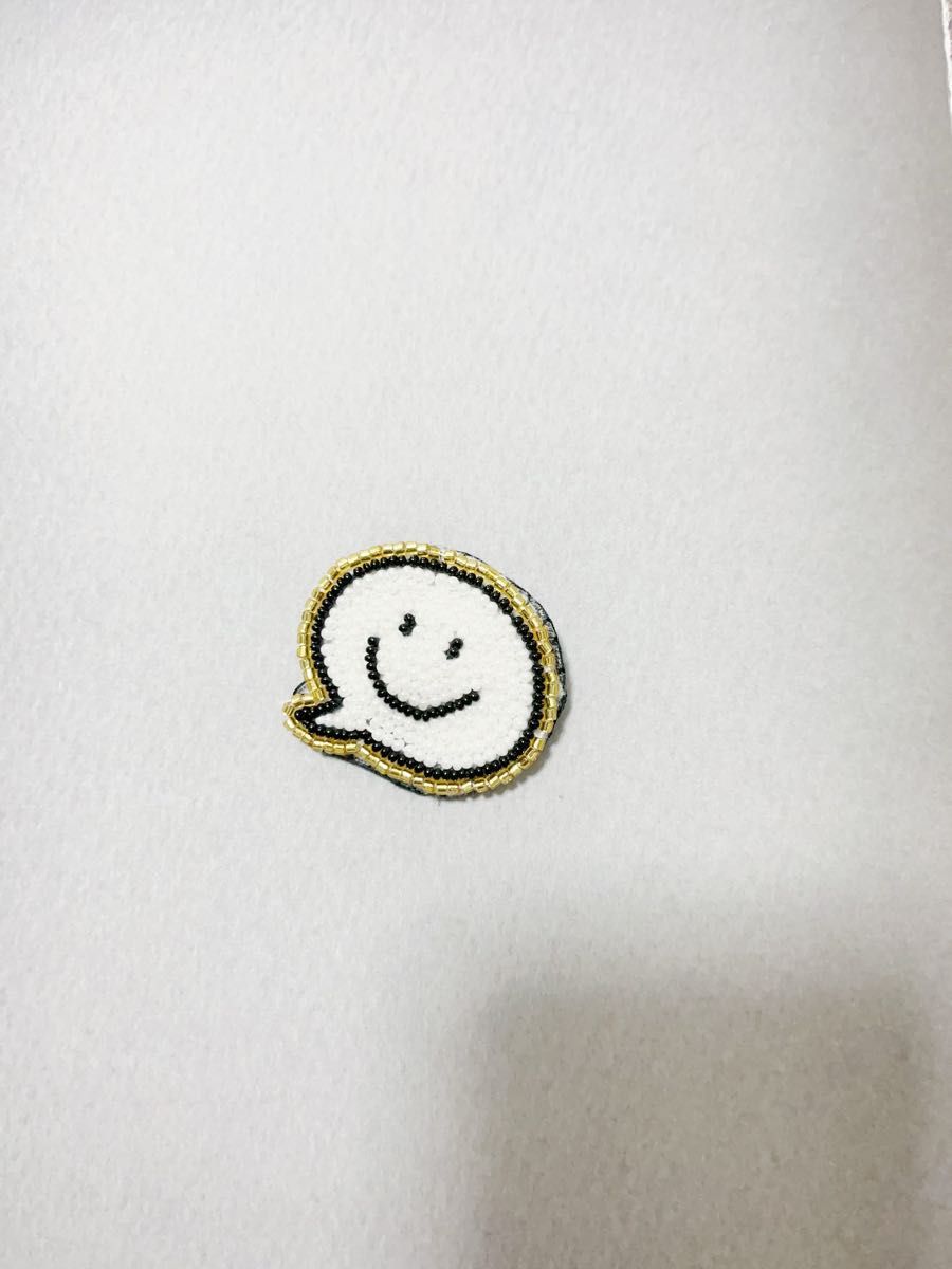 smileビーズ刺繍ブローチ