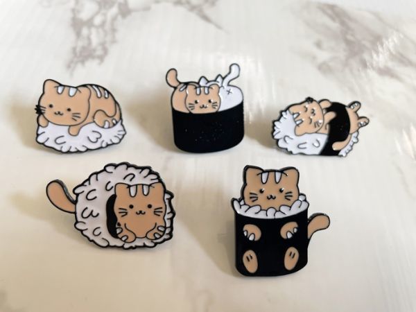 【送料無料】猫がお寿司になったピンバッジ5種　可愛い　バッグや衿元をおしゃれに演出します　ピンバッチ　ピンブローチ★5個セット