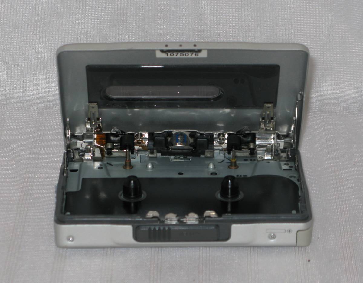 SONY WALKMAN WM-EX651 カセットプレーヤー・ウォークマン ジャンク品　充電器付き_画像4