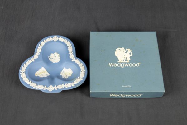 T01-1762 陶磁器 WEDGWOOD ウェッジウッド ジャスパー 小皿 プレート 元箱付 トランプ型 飾皿 ブルー 小物入れ トレー 陶器 インテリア_画像5