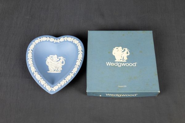 T01-1762 陶磁器 WEDGWOOD ウェッジウッド ジャスパー 小皿 プレート 元箱付 トランプ型 飾皿 ブルー 小物入れ トレー 陶器 インテリア_画像2