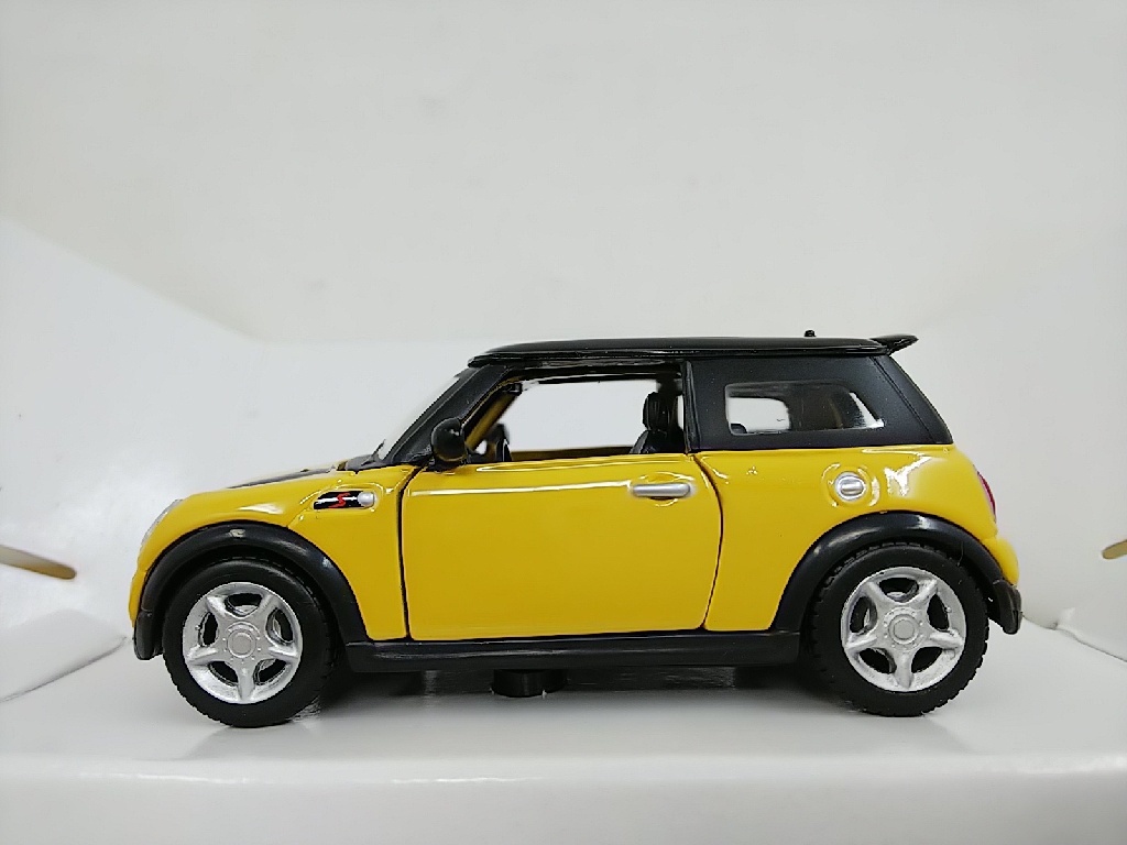 ■ BMW Group特注 マイスト社製 1/43 MINI COOPER S イエロー×黒 ミニクーパー プルバックミニカー チョロQもどきの画像1