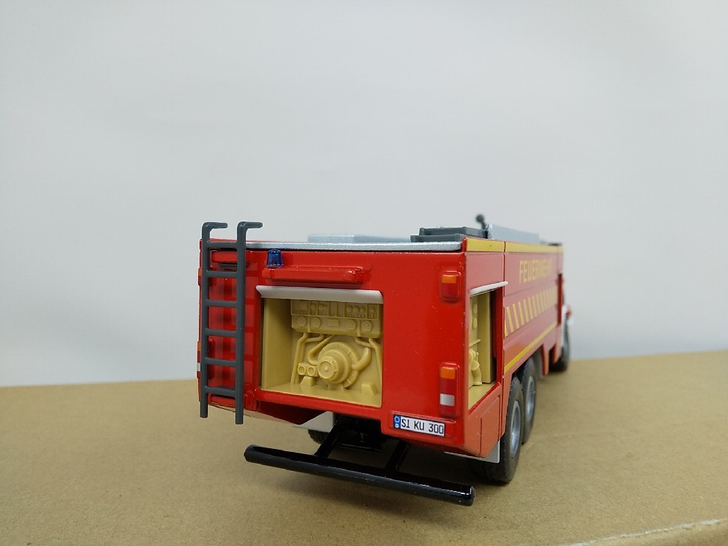 ■ SIKUジク 2109 1/50 Mercedes Zetros fire engine Mercedes Zetros Pompiers メルセデス・ベンツ・ゼトロス 消防車 ミニカー_画像3