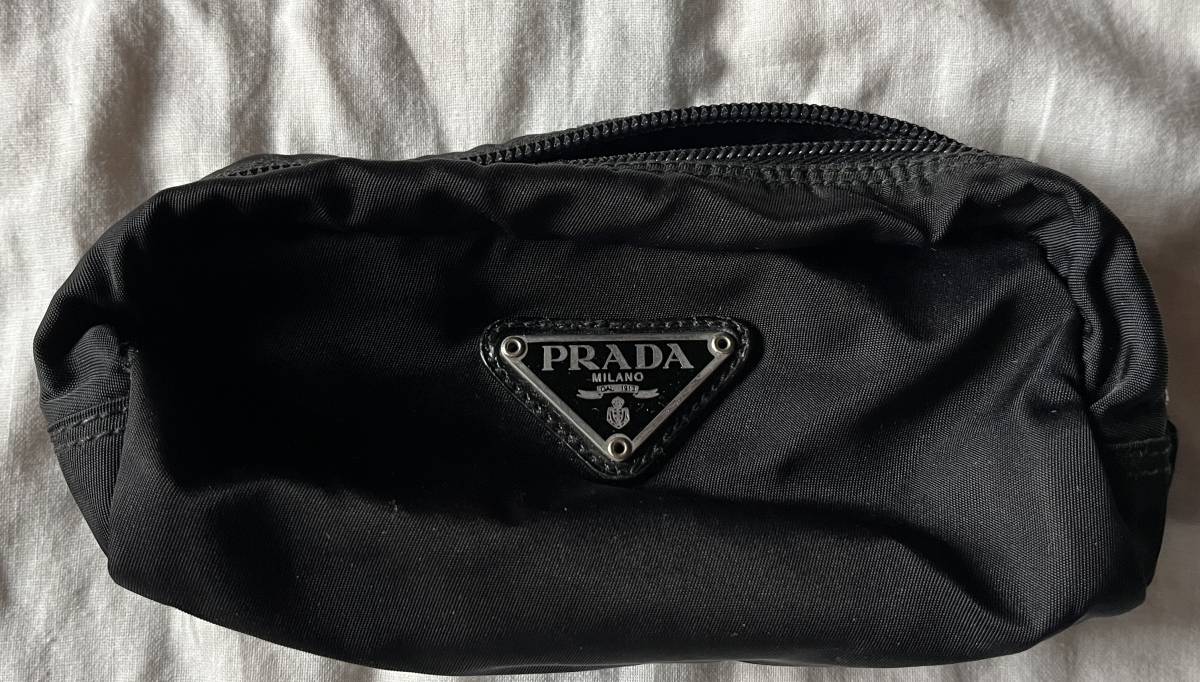 プラダ　PRADA　コスメポーチ　アクセサリーポーチ　ミニ　三角プレート　ナイロンポーチ　定番　中古美品_画像1