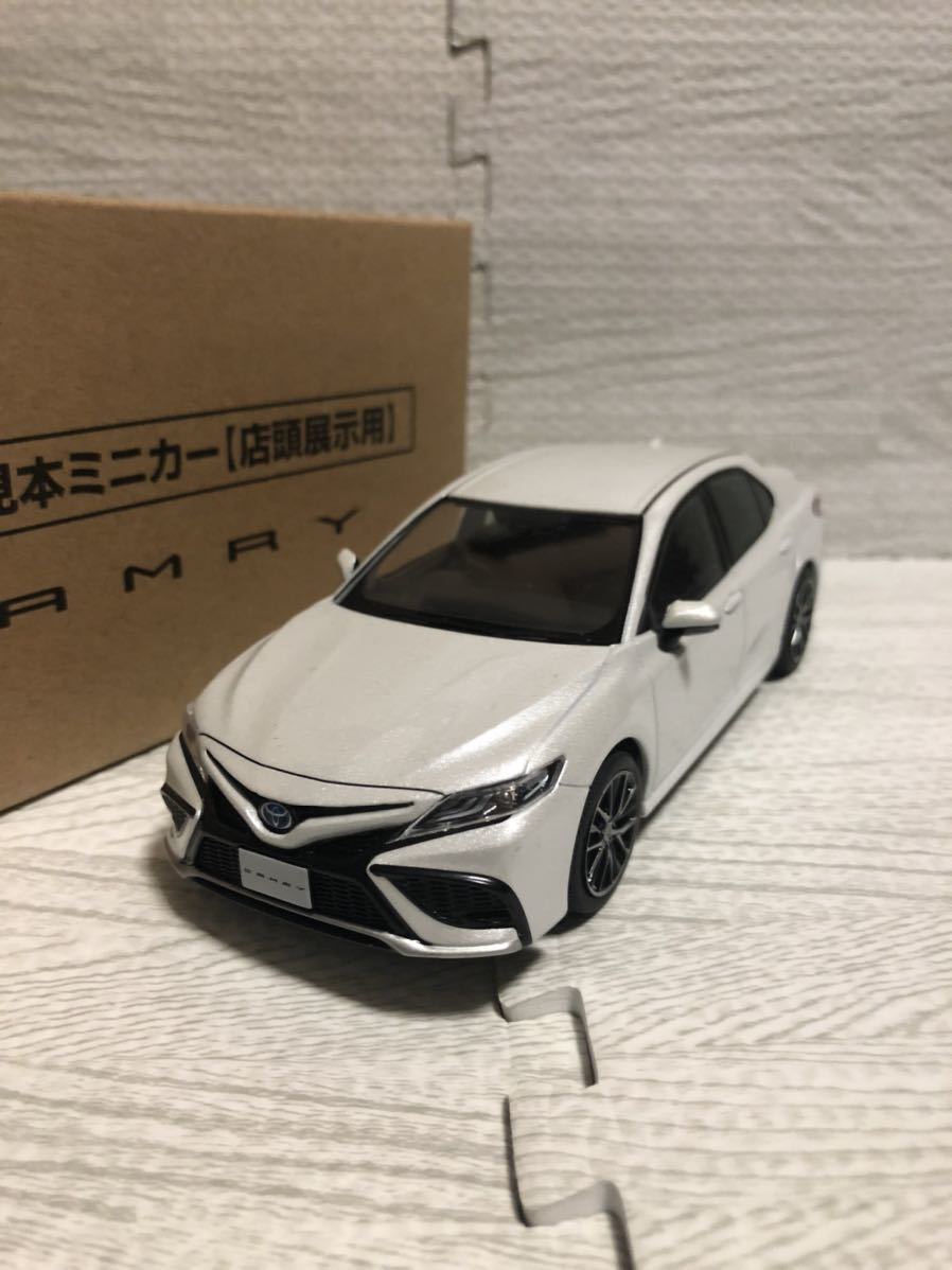 1/30 トヨタ 新型カムリ ハイブリッド WS CAMRY 後期 非売品 カラーサンプル ミニカー プラチナホワイトパールマイカ_画像1