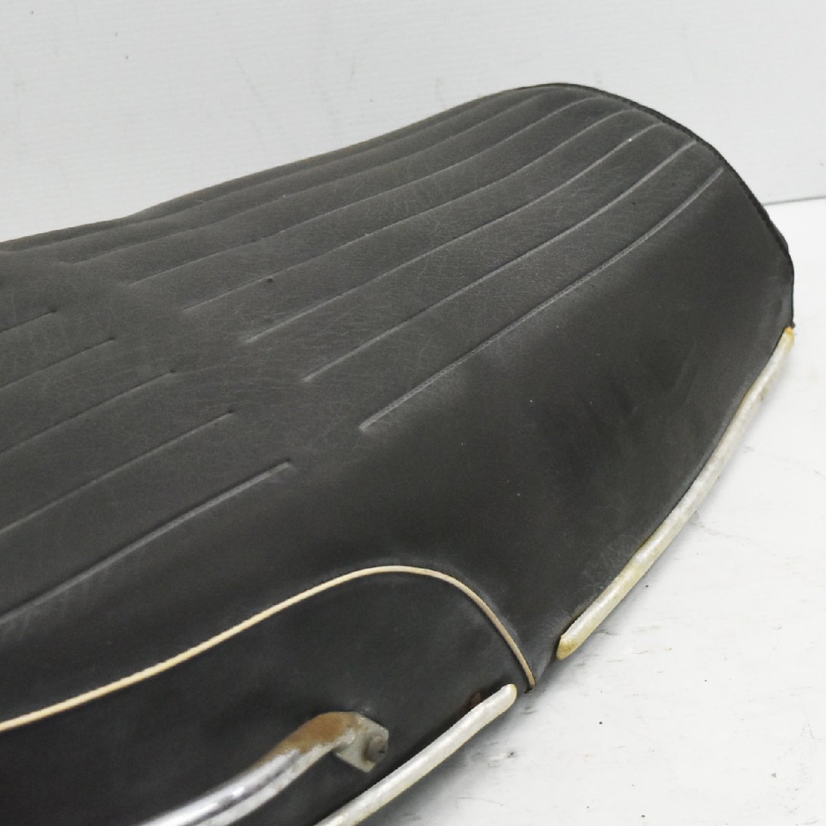 BMW R90/6 original seat tear . equipped [H]863