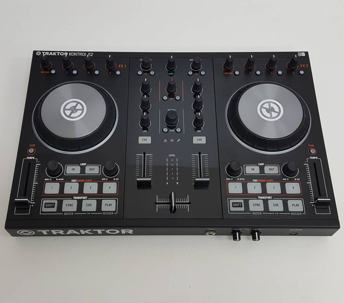 【 TRAKTOR KONTROL S2 MK2 】Native Instruments 2デッキDJシステム TRAKTOR KONTROL S2 MK2の画像2