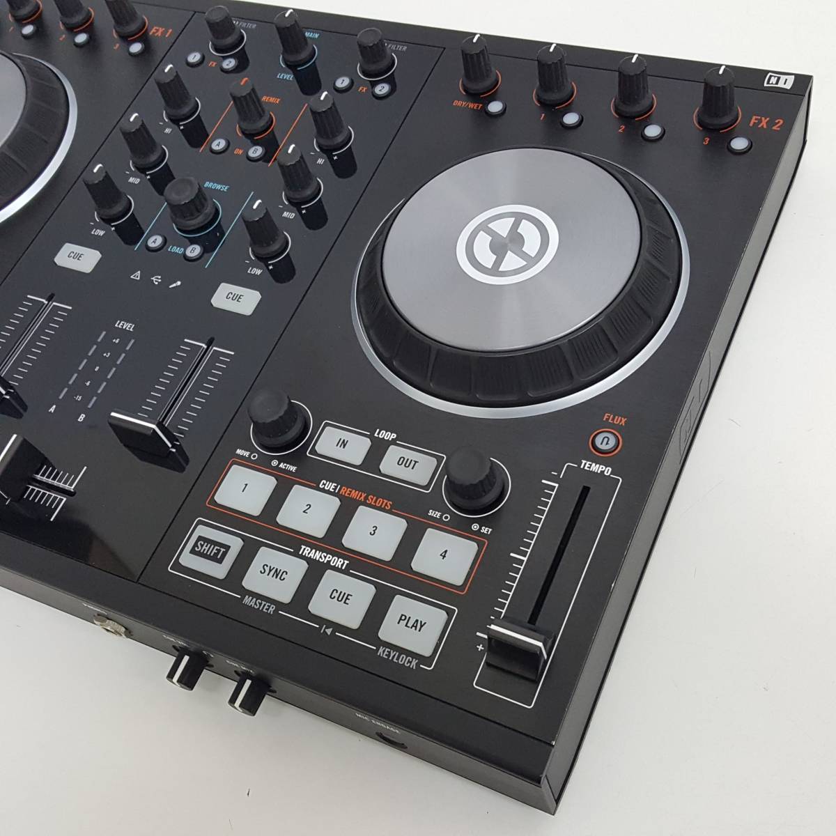 【 TRAKTOR KONTROL S2 MK2 】Native Instruments 2デッキDJシステム TRAKTOR KONTROL S2 MK2の画像4