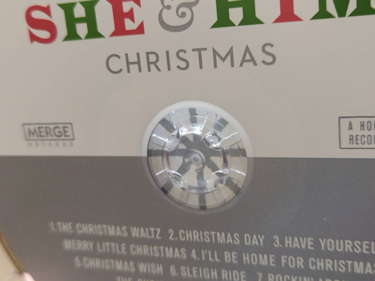 4108k 即決有 中古輸入CD SHE & HIM 『A Very She & Him Christmas』 シー＆ヒム Zooey Deschanel M. Ward 全編クリスマスソングのカヴァー_爪一ヵ所折れあります。