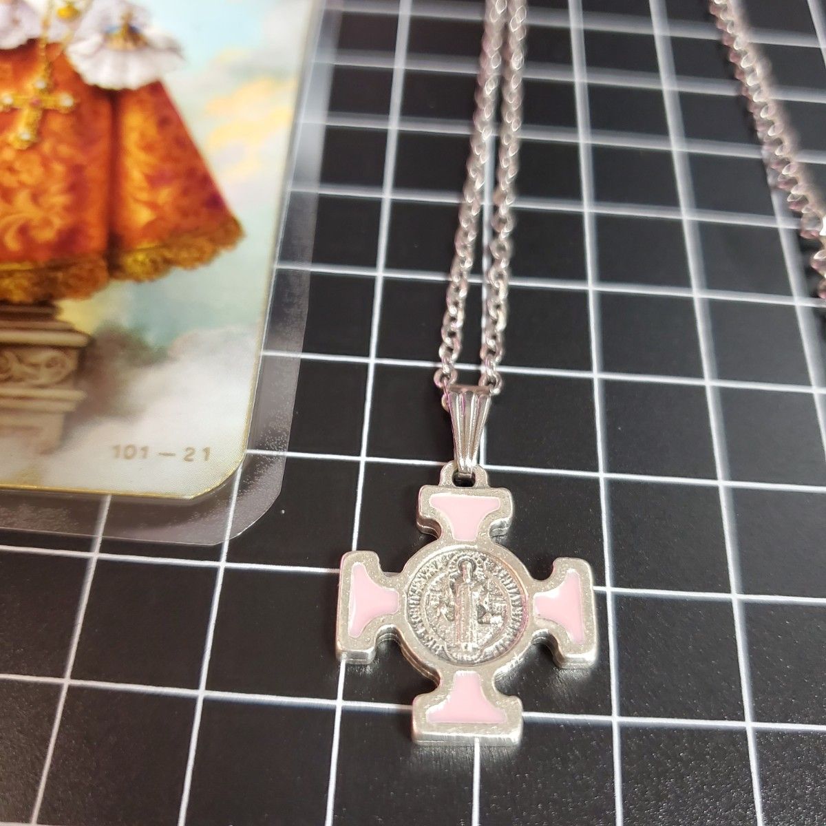 癒しと御守りの力を持つ、イタリア製の聖ベネディクト十字架ネックレスとプラハのイエスパウチホーリーカードセット