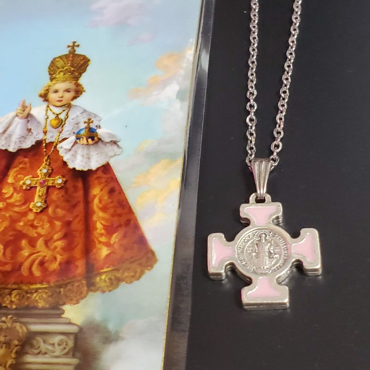 癒しと御守りの力を持つ、イタリア製の聖ベネディクト十字架ネックレスとプラハのイエスパウチホーリーカードセット