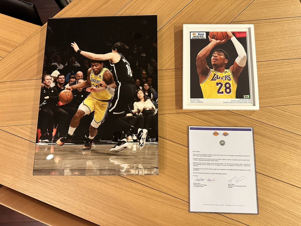 NBA Ray The Cars ... player have on yellow color jersey NBA official my gray. expert evidence, photograph expert evidence, acrylic fiber panel attached. Watanabe male futoshi player ... after the first day person himself against decision 