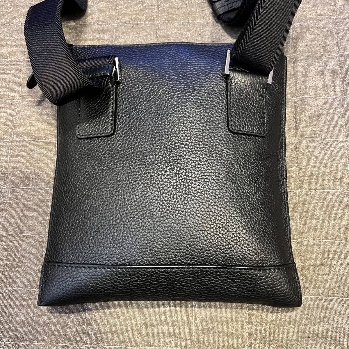 1円 未使用級 男の必需品 HUGO BOSS ショルダーバッグ 紳士鞄 ボディバッグ メンズ サコッシュ ポシェット 普段使い 出張 軽量 牛革 レザー_画像3