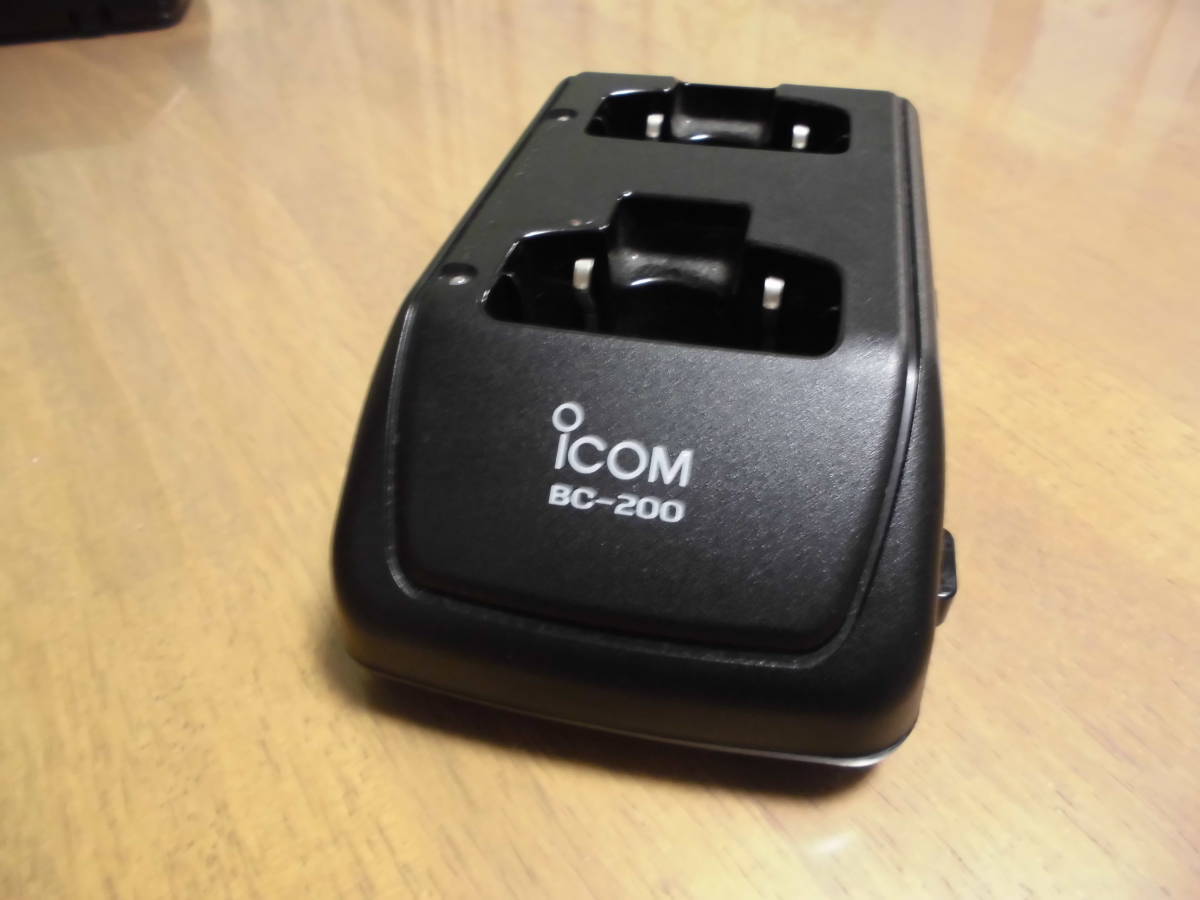 ICOM アイコム　トランシーバー充電器　BC-200　連結型2口充電器　IC4300で使用（中古品、動作確認済）_画像1