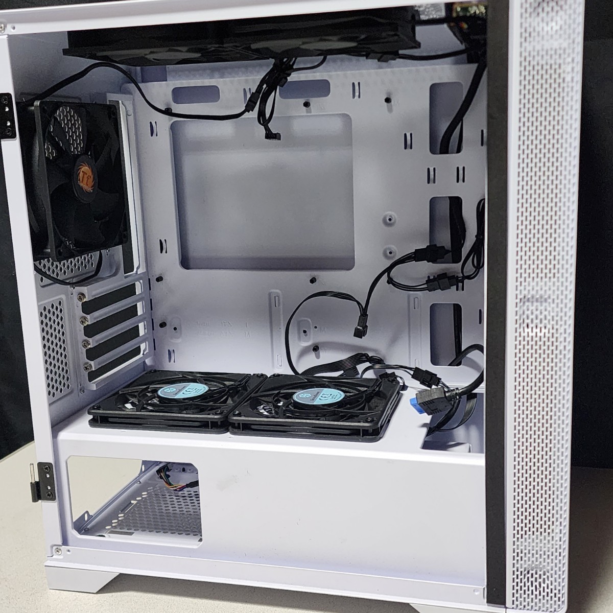 Thermaltake S100 TG Snow Edition ミドルタワー型PCケース(ATX Thermaltake S100 TG Snow Edition ミドルタワー型PCケース(ATX