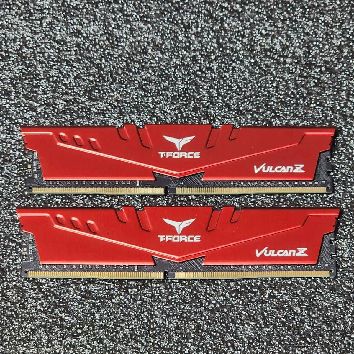 TEAMGROUP T-FORCE VULCANZ DDR4-3200MHz 32GB (16GB×2枚キット) TLZRD416G3200HC16CBK 動作確認済み デスクトップ用 PCメモリ の画像1