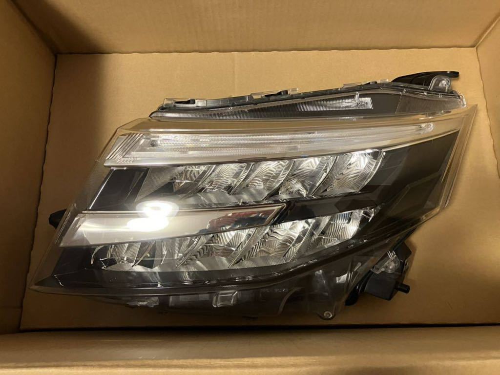 トヨタ ルーミー LED 左ヘッドライト 純正部品　レンズ曇り無し　破損無し　点灯確認済み　品番81150-B1650_画像8